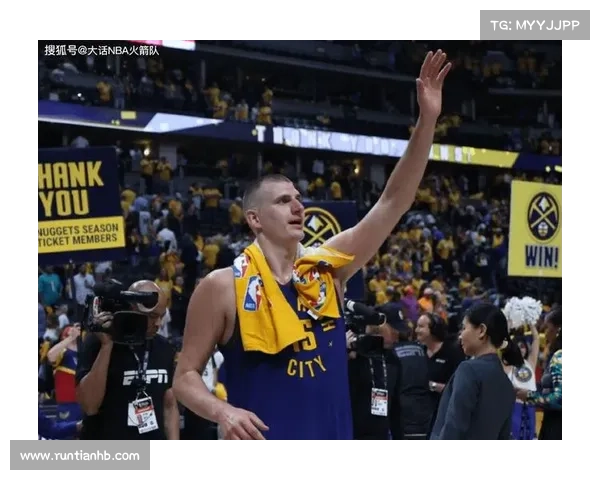 布克战术灵活性分析：多面手角色下的进攻与防守调整策略