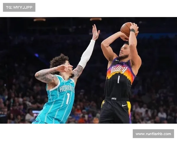 德文·布克不仅进攻强势防守同样出色展现全能球员风采 德文·布克不仅进攻强势防守同样出色展现全能球员风采